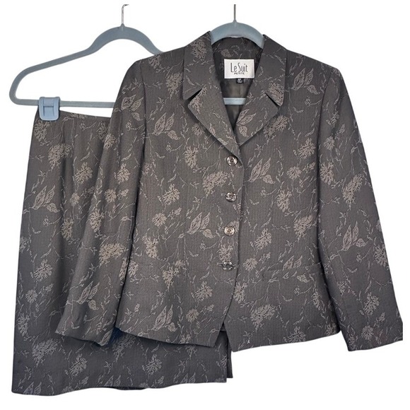 Le Suit Dresses & Skirts - 2 Piece Taupe Skirt Suit Le Suit Petite Women's Floral Print Size 6P